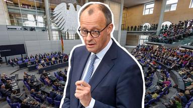Friedrich Merz ist vor dem Plenarsaal des Bundestages abgebildet.