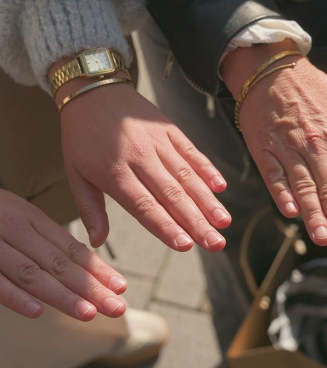 Drei Personen zeigen ihre Hand, um ihre Fingernägel zu präsentieren.