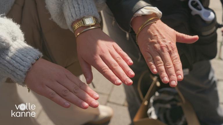 Drei Personen zeigen ihre Hand, um ihre Fingernägel zu präsentieren.