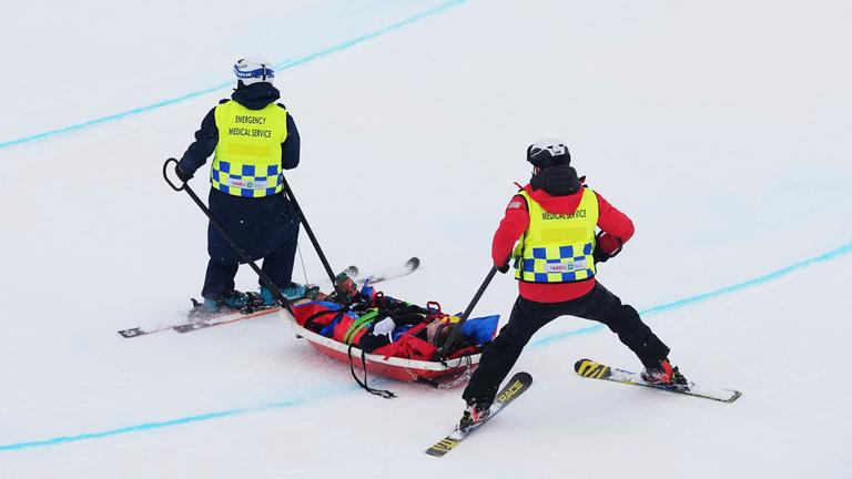 Finley Melville Ives (Neuseeland) wird am 20.02.2026 in Livigno von medizinischem Personal von der Piste gebracht. 