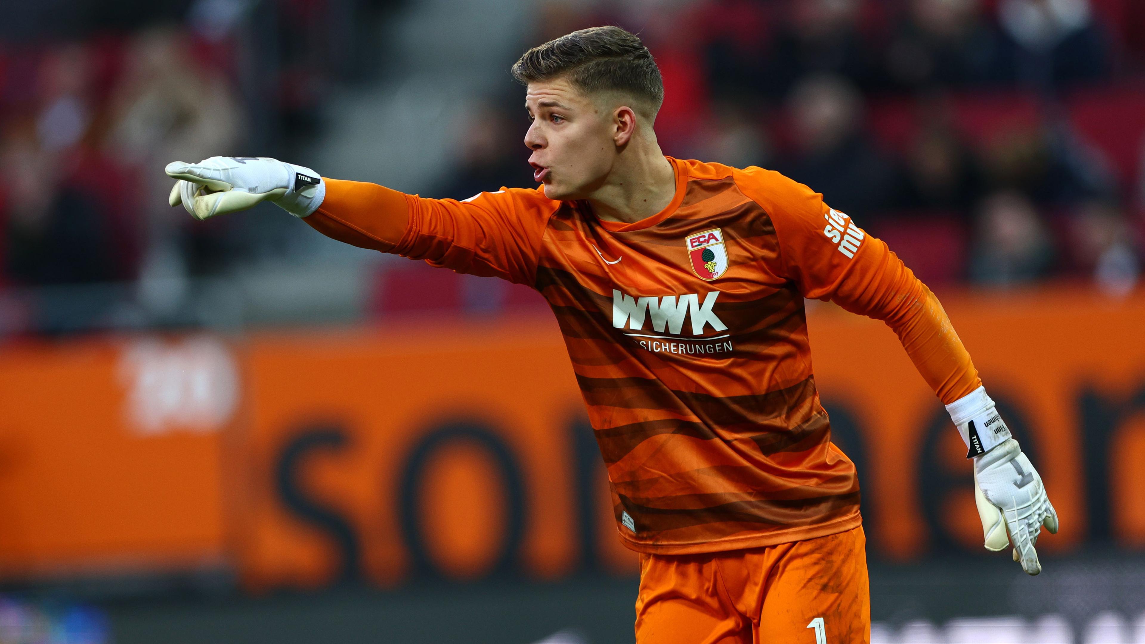 Finn Dahmen reagiert während des Bundesligaspiels zwischen dem FC Augsburg und Borussia Dortmund in Augsburg, Deutschland, 16.12.2023.