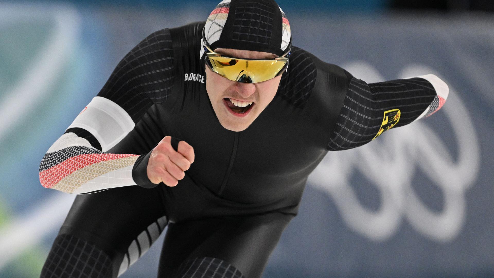 Eisschnellläufer Finn Sonnekalb im Olympia-Rennen über 1000 Meter.