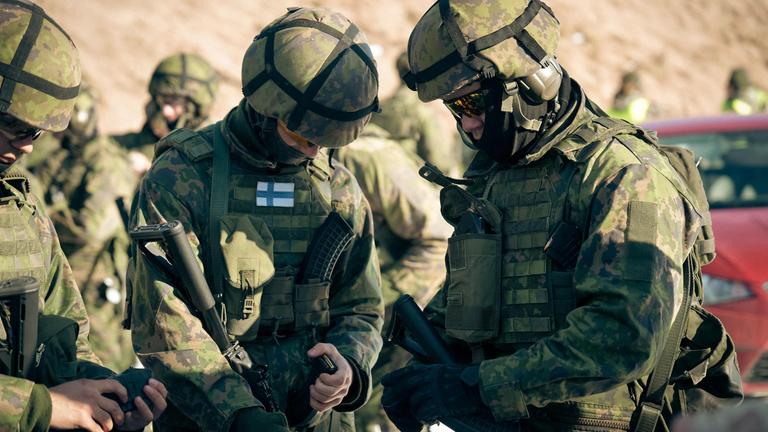 Finnische Reservisten des Garde-Jäger-Regiments füllen ihre Sturmgewehrmagazine, während sie an einer Militärübung auf dem Militärstützpunkt Santahamina in Helsinki, Finnland, teilnehmen.