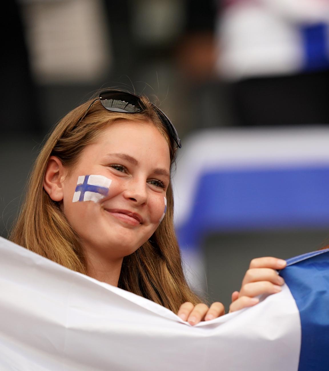 Zwei Fans aus Finnland lächeln vor dem EM-Spiel der Frauen zwischen Dänemark und Finnland im Stadium in Milton Keynes.
