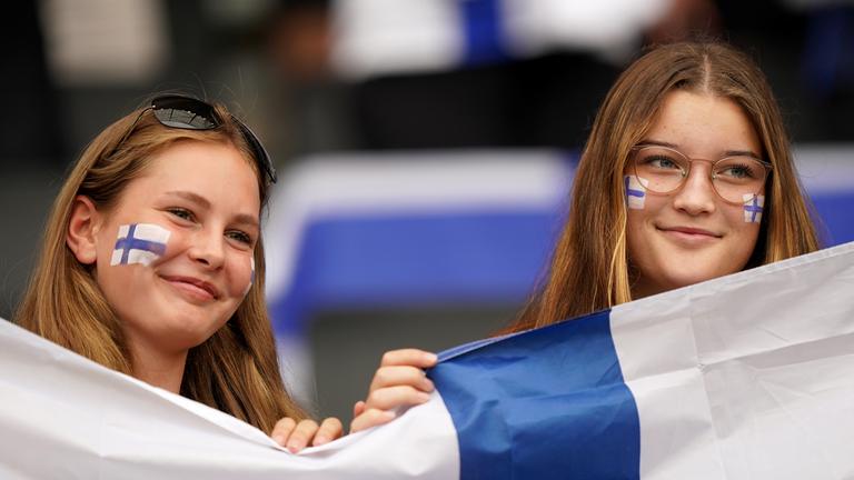 Zwei Fans aus Finnland lächeln vor dem EM-Spiel der Frauen zwischen Dänemark und Finnland im Stadium in Milton Keynes.