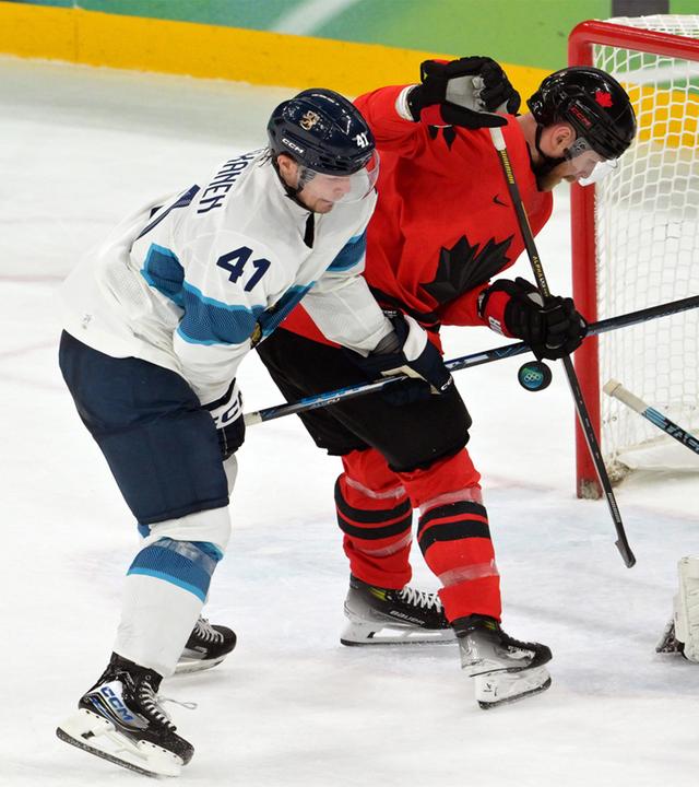 Sam Bennett (Kanada), Miro Heiskanen (Finnland) und Torhüter Juuse Saros (Finnland) kämpfen. 