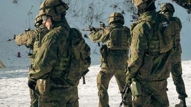 Finnische Reservisten bei einer Militärübung.
