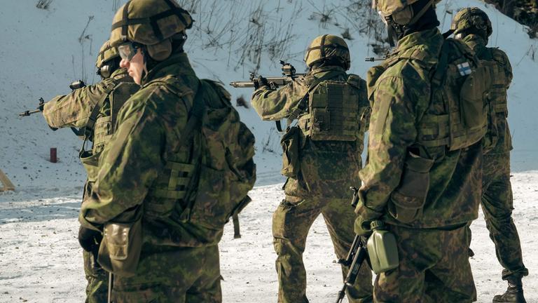 Finnische Reservisten bei einer Militärübung.