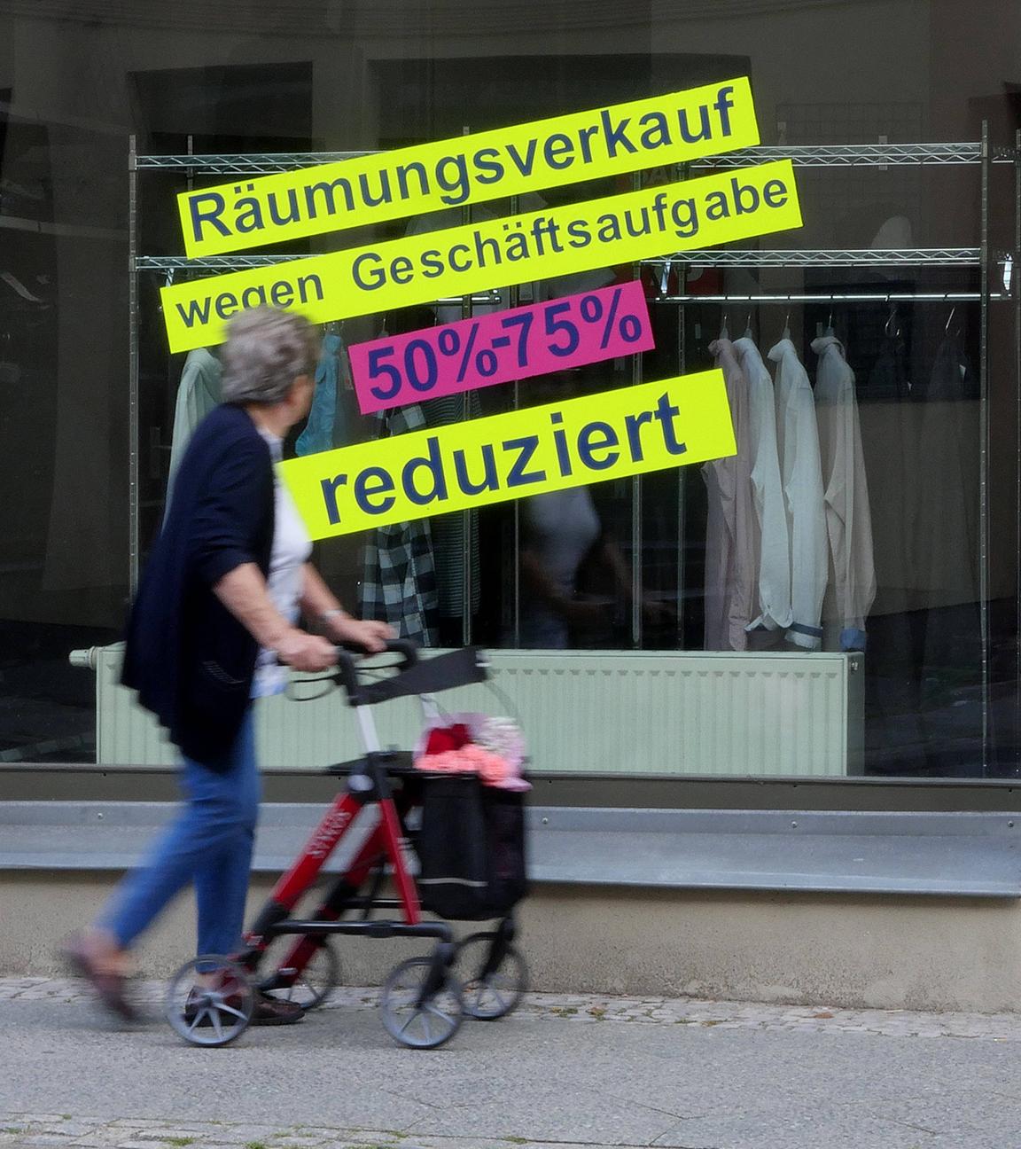 Ein bald schließendes Geschäft mit Sonderangeboten in der brandenburgischen Stadt Fürstenberg Havel am 01.08.2025.