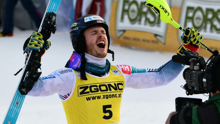 Italien, FIS Alpine Ski World Cup 2025-2026, in Alta Badi: Der norwegische Skirennläufer Atle Lie McGrath feiert seinen Sieg