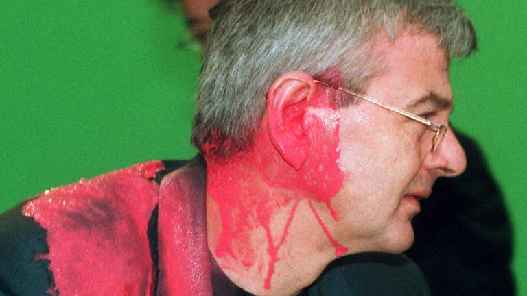 Joschka Fischer wird auf dem Parteitag in Bielefeld 1999 mit einem Farbbeutel beworfen