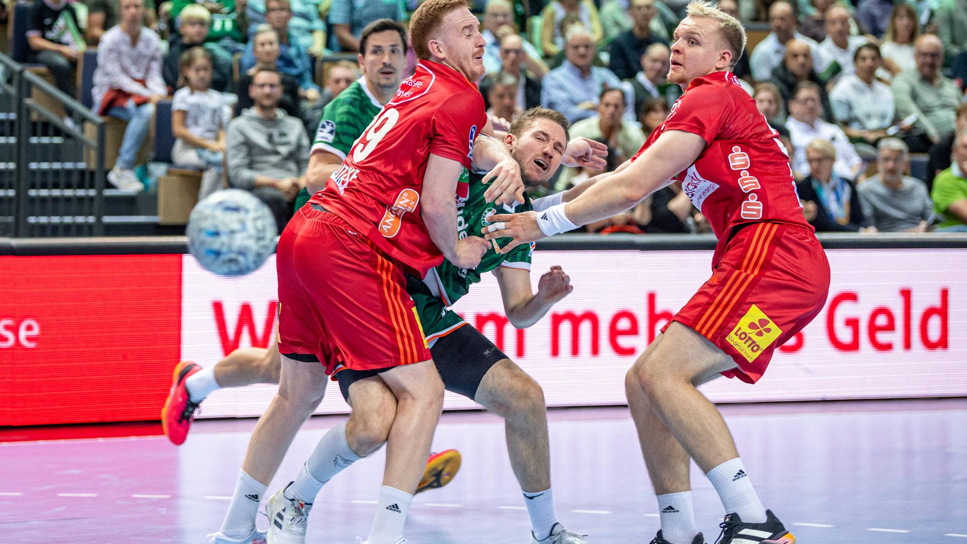 HSG Wetzlar - TSV Hannover-Burgdorf: Lukas Stutzke (TSV Hannover-Burgdorf / links) und Justus Fischer stoppen Dominik Mappes (Wetzlar/Mitte)