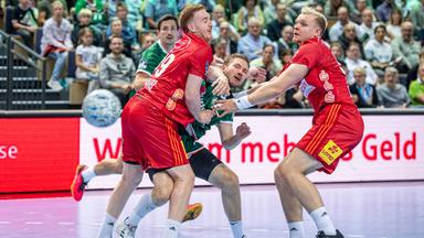 HSG Wetzlar - TSV Hannover-Burgdorf: Lukas Stutzke (TSV Hannover-Burgdorf / links) und Justus Fischer stoppen Dominik Mappes (Wetzlar/Mitte)