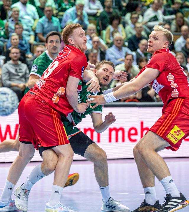 HSG Wetzlar - TSV Hannover-Burgdorf: Lukas Stutzke (TSV Hannover-Burgdorf / links) und Justus Fischer stoppen Dominik Mappes (Wetzlar/Mitte)