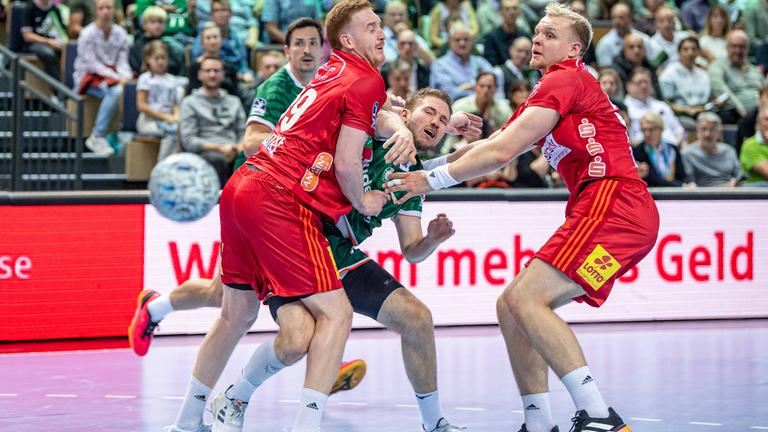 HSG Wetzlar - TSV Hannover-Burgdorf: Lukas Stutzke (TSV Hannover-Burgdorf / links) und Justus Fischer stoppen Dominik Mappes (Wetzlar/Mitte)