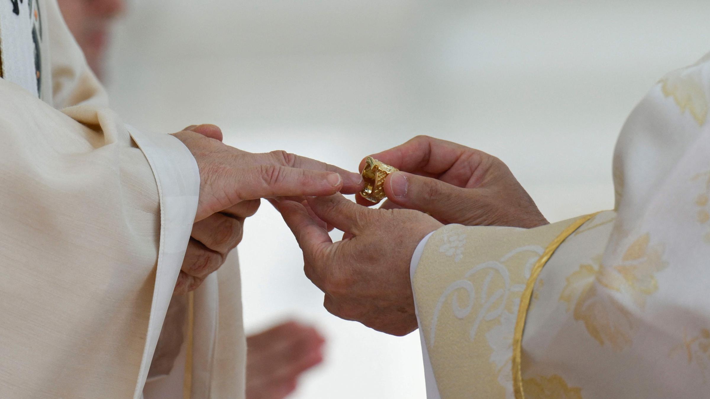 Der philippinische Kardinal Luis Antonio Gokim Tagle steckt Papst Leo XIV. während einer Heiligen Messe zu Beginn seines Pontifikats auf dem Petersplatz im Vatikan den Fischerring an den Finger. Aufgenommen am 18.05.2025