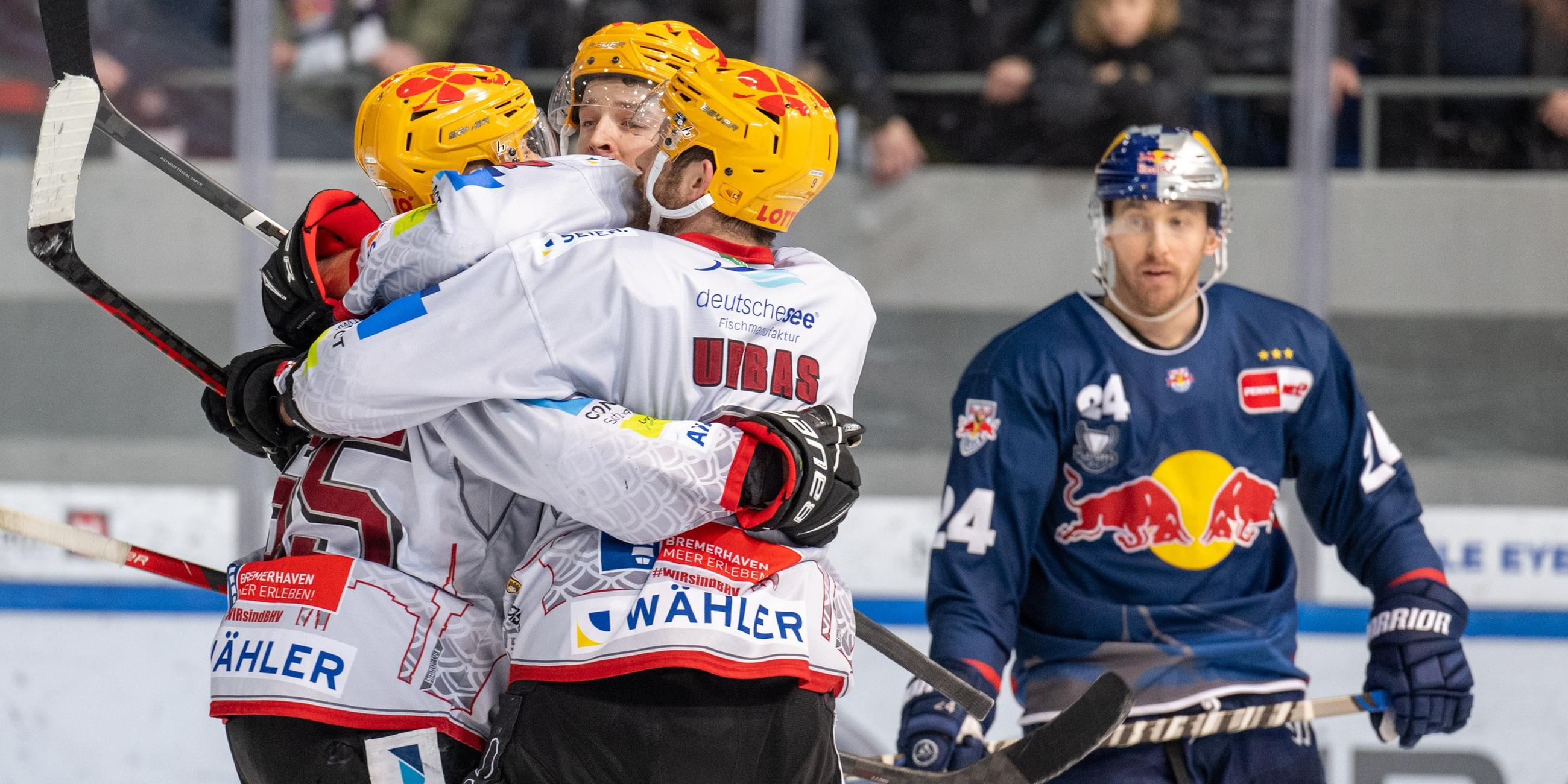 Spieler der Fischtown Pinguins umarmen sich auf dem Spielfeld.