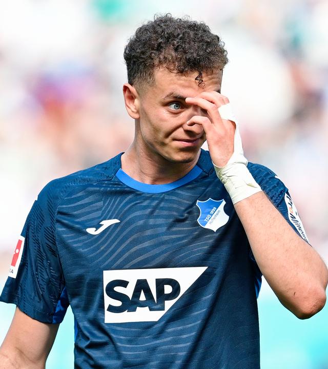 Fußballer Fisnik Asllani kratzt sich an der Stirn
