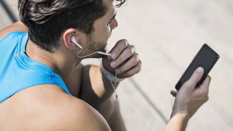 Jogger mit Fitness-App auf Smartphone