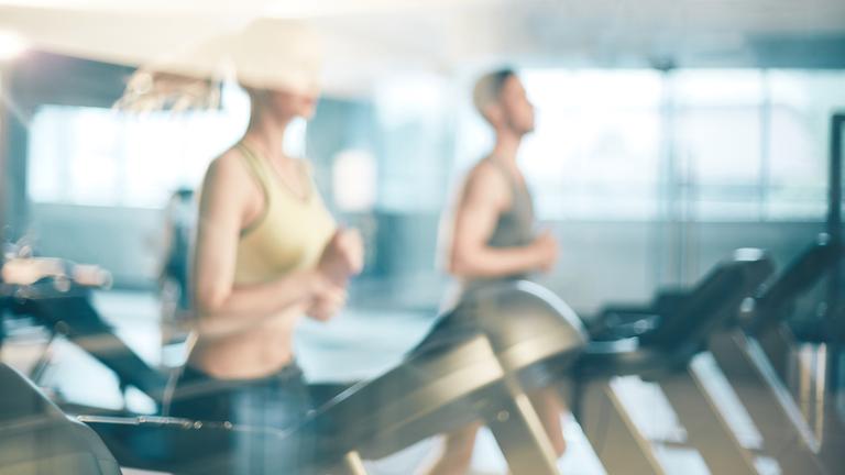 Freizeitsportler im Fitnessstudio