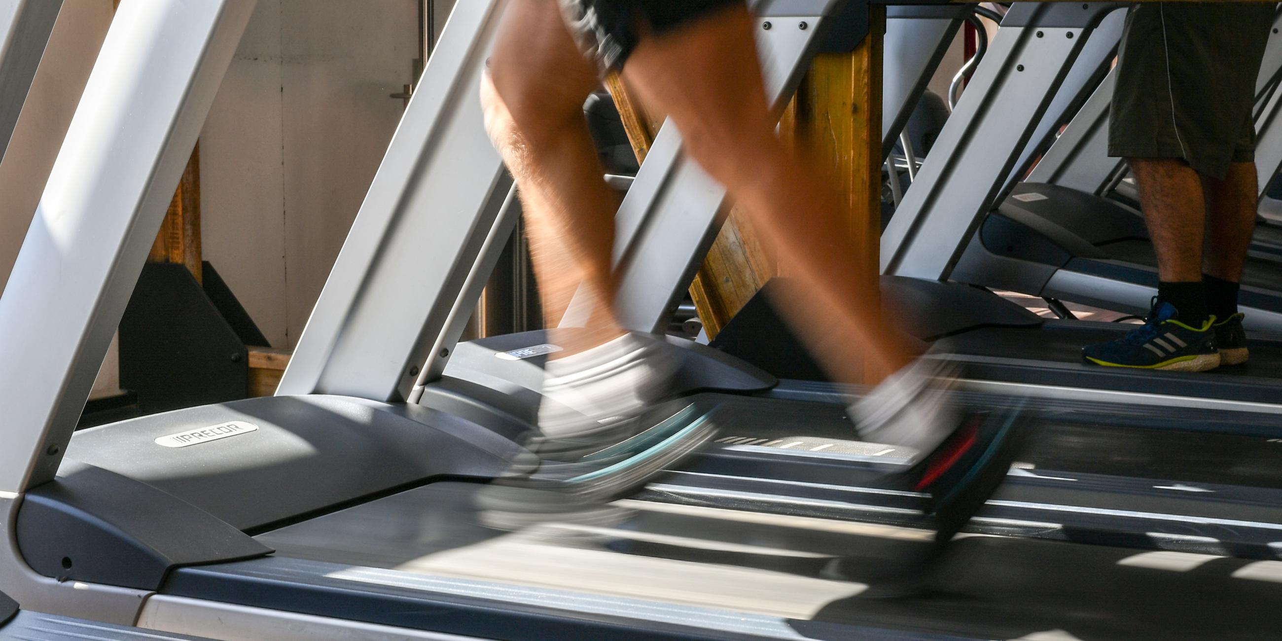 Ein Mann läuft auf einem Laufband.