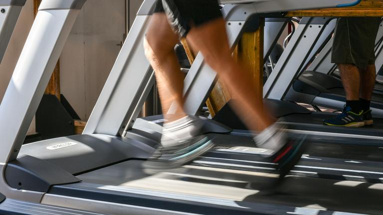 Ein Mann läuft auf einem Laufband.