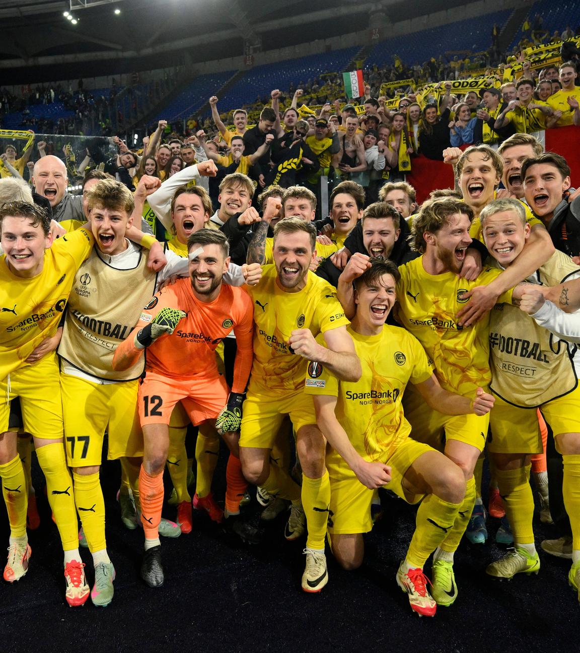 Mannschaftsbild des FK Bodö/Glimt vor den eigenen Fans