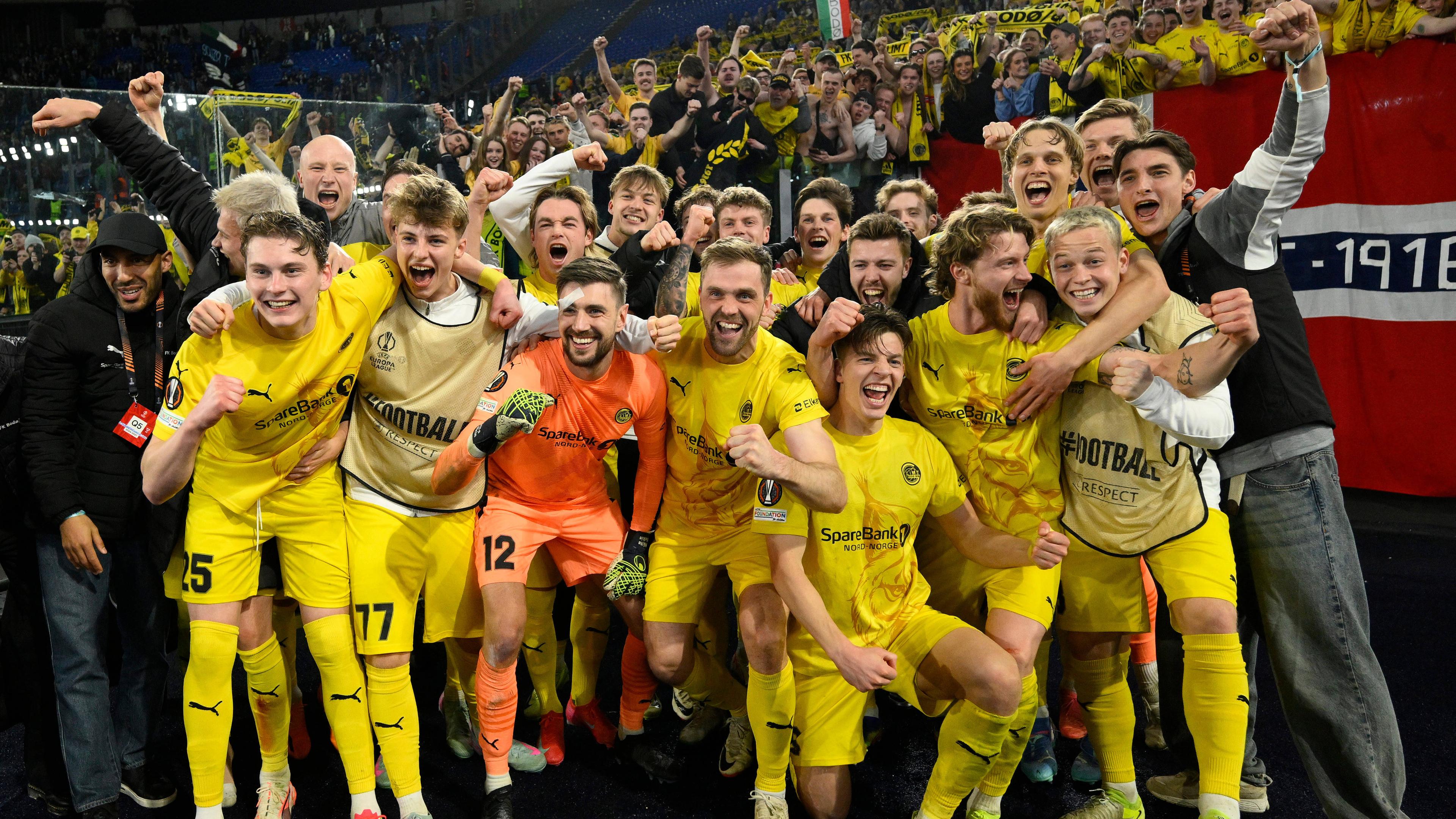 Mannschaftsbild des FK Bodö/Glimt vor den eigenen Fans