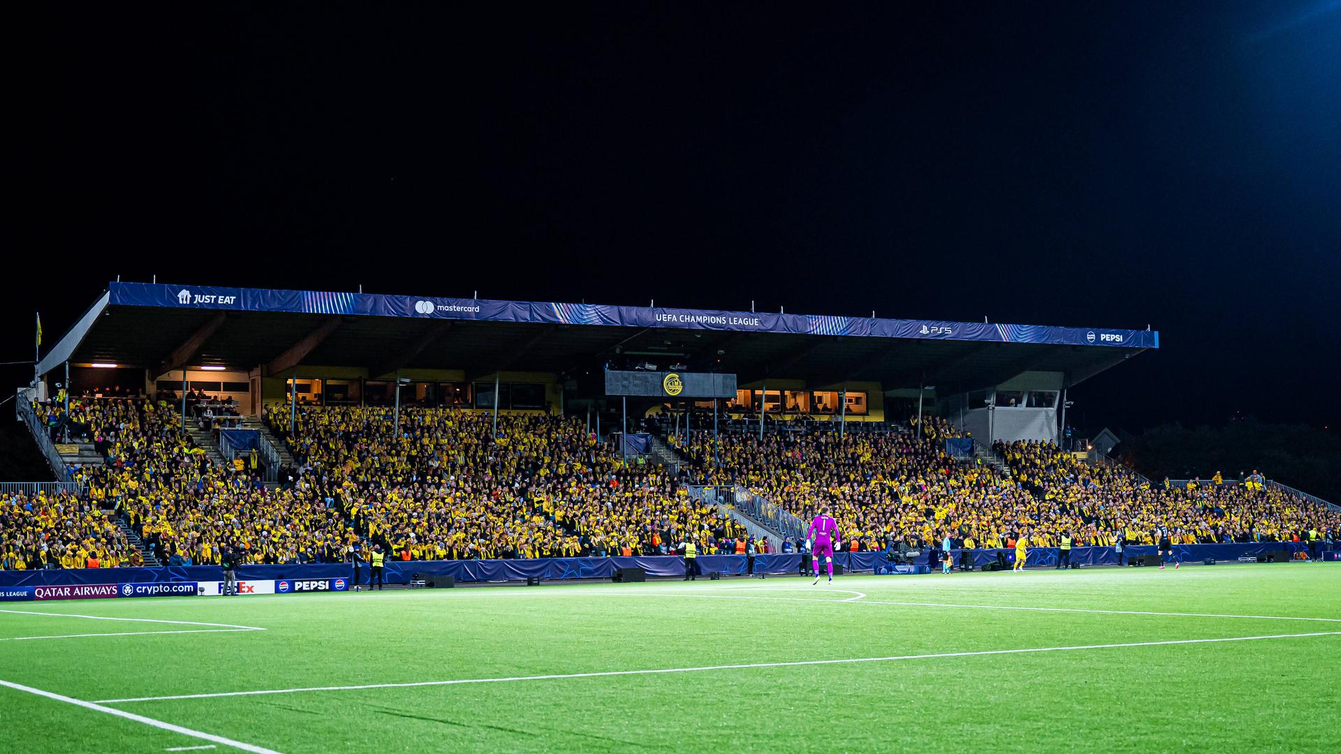 Tribüne mit Fans des FK Bodö/Glimt