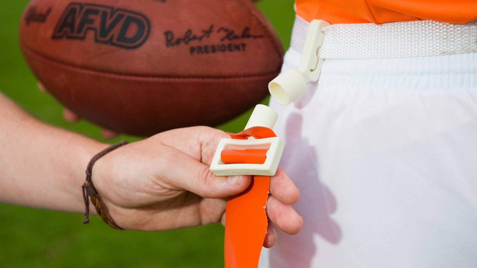 Football und Flag beim Spiel der Walldorf Wanderers.