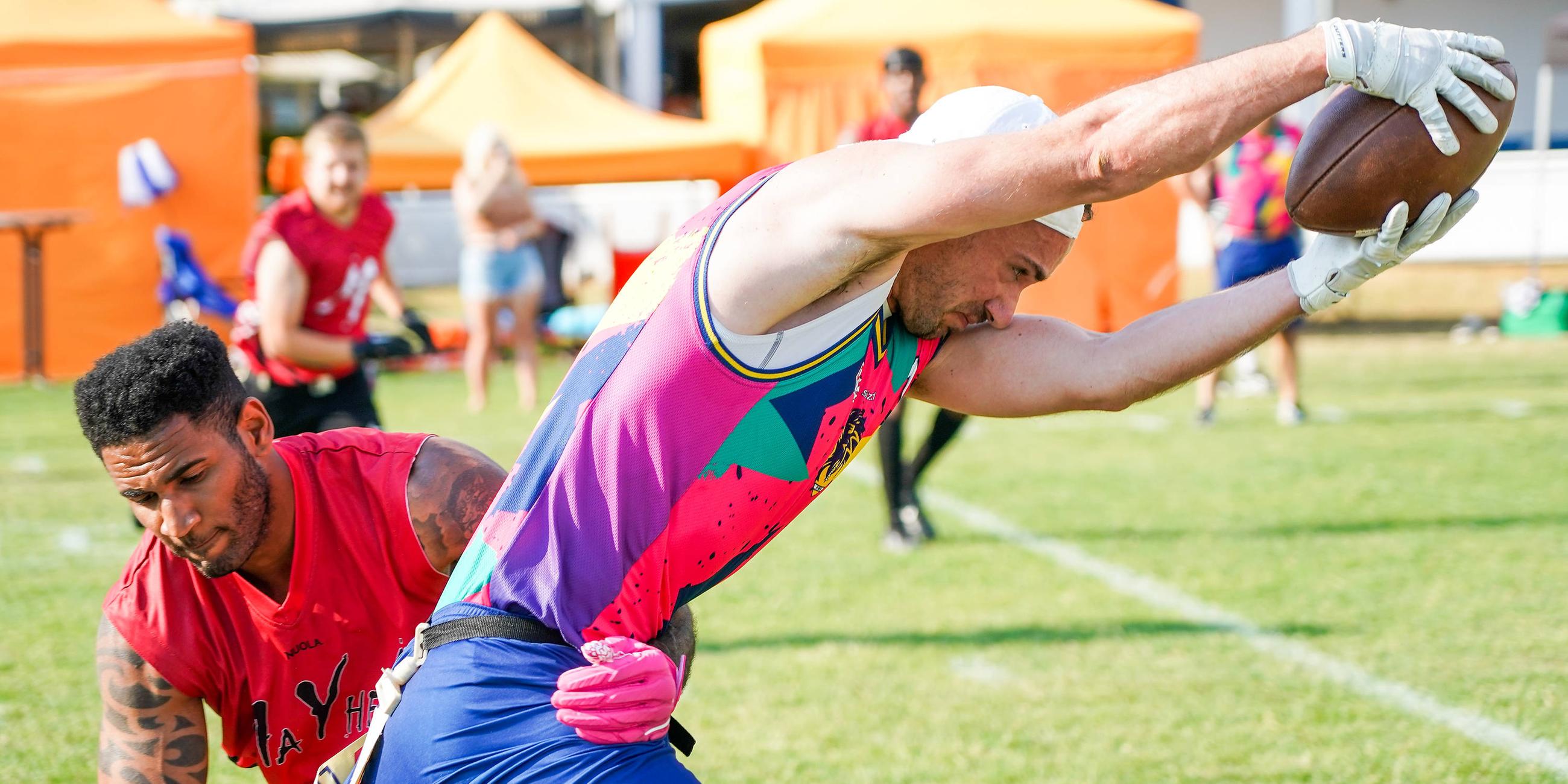 Die Flag Football Mannschaften Mayham und Lichtenberg Lions in Aktion.