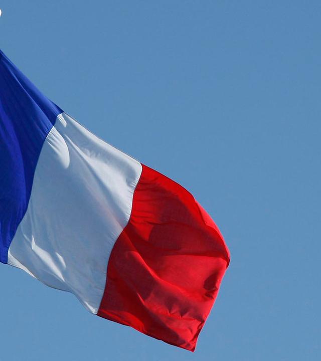 Französische Flagge mit den Farben blau, weiß, rot weht im Wind.