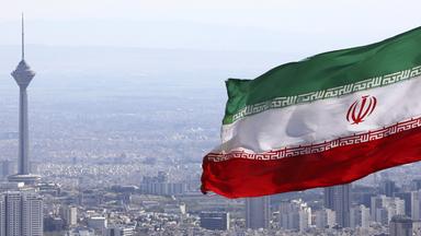 Stadtansicht von Teheran mit Nationalfahne
