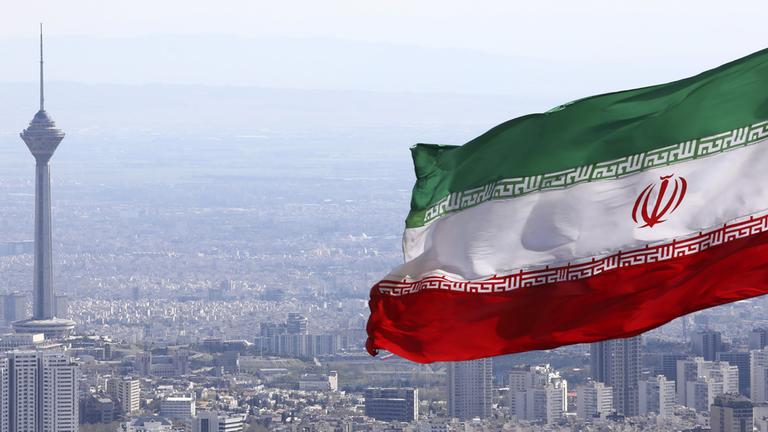 Stadtansicht von Teheran mit Nationalfahne