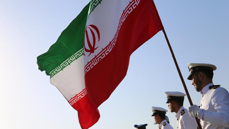 Ein Soldat der iranischen Armee schwenkt die iranischen Fahne.