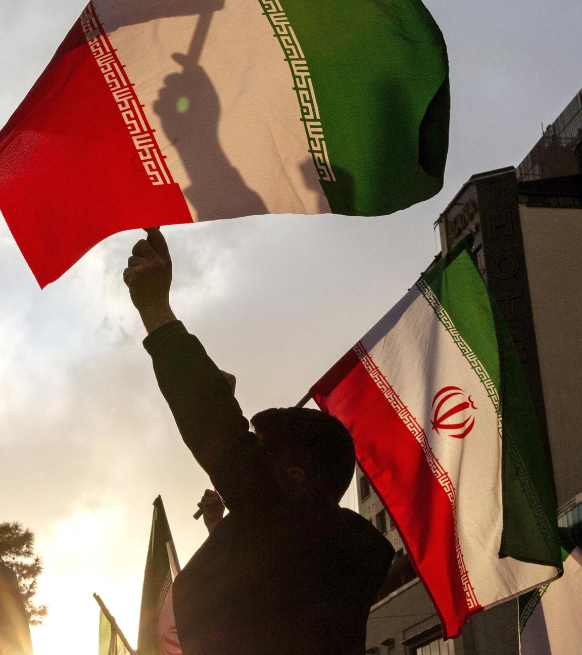 Die Teilnehmer einer Kundgebung schwenkten iranische Flaggen, aufgenommen am 28.02.2026