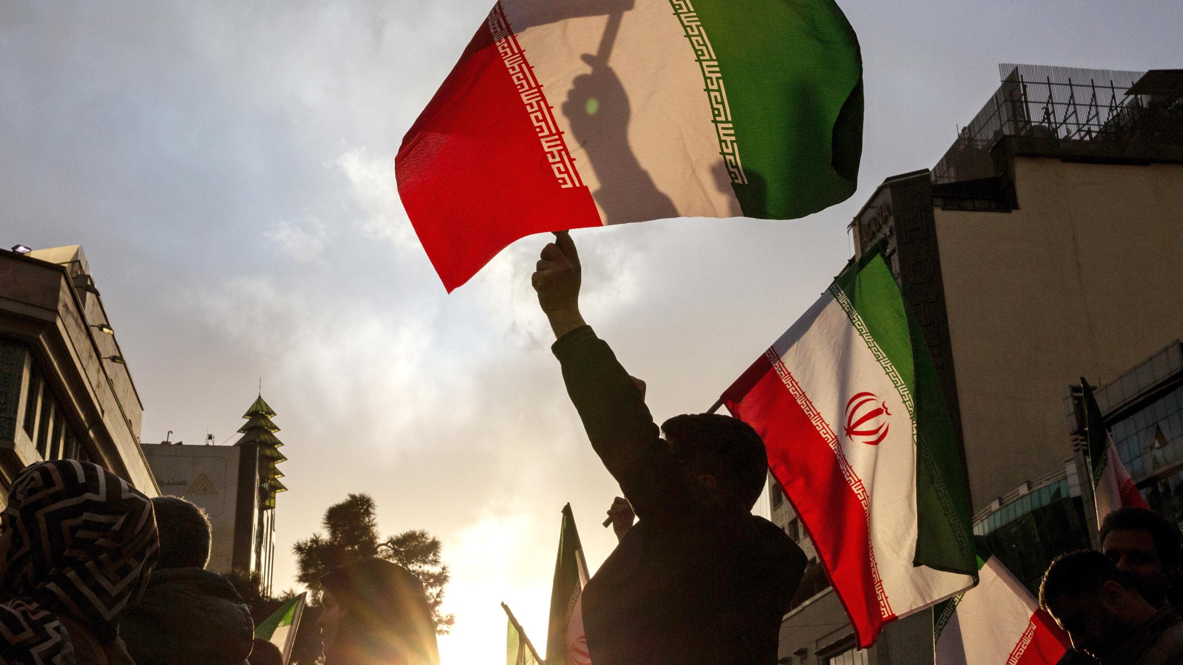 Die Teilnehmer einer Kundgebung schwenkten iranische Flaggen, aufgenommen am 28.02.2026
