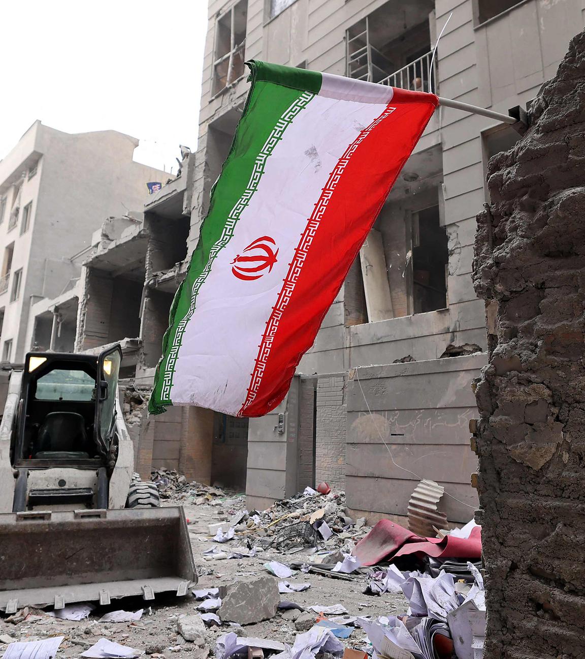 Die Teilnehmer einer Kundgebung schwenkten iranische Flaggen, aufgenommen am 15.03.2026