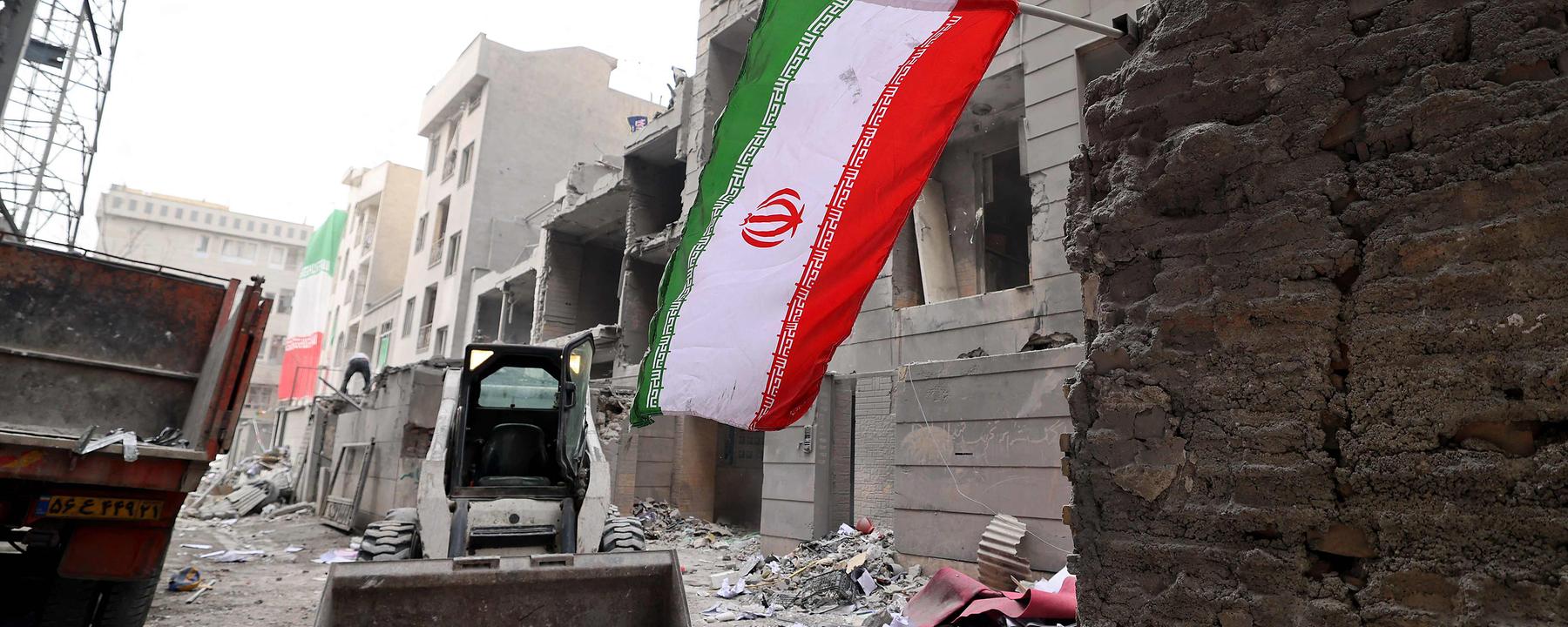 Die Teilnehmer einer Kundgebung schwenkten iranische Flaggen, aufgenommen am 15.03.2026