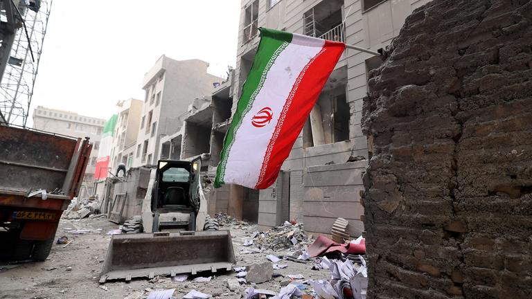 Die Teilnehmer einer Kundgebung schwenkten iranische Flaggen, aufgenommen am 15.03.2026