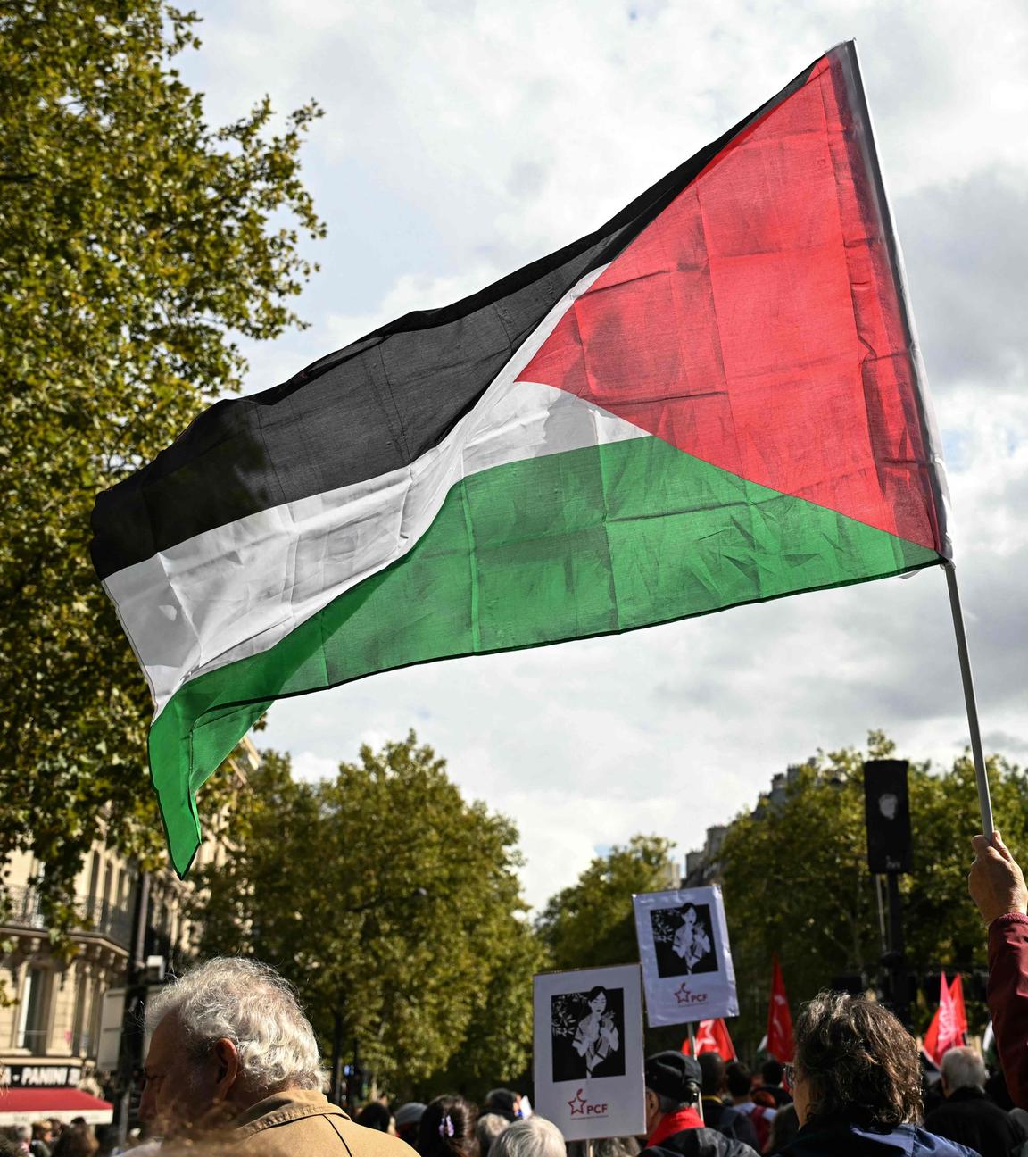 Ein Demonstrant schwenkt in Paris am 21. September 2025 eine palästinensische Flagge bei einem Protest für die Anerkennung Palästinas.