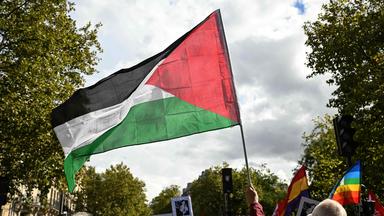 Ein Demonstrant schwenkt in Paris am 21. September 2025 eine palästinensische Flagge bei einem Protest für die Anerkennung Palästinas.