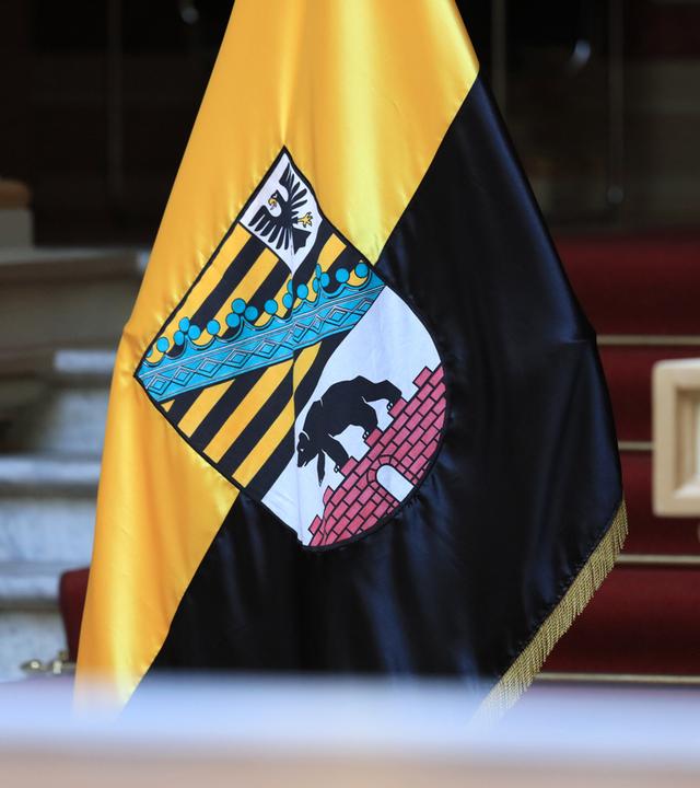 Die Flagge von Sachsen-Anhalt in der Staatskanzlei.