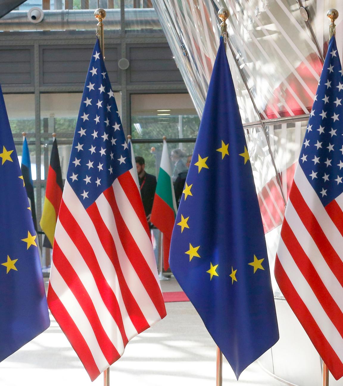 EU-Flaggen und amerikanische Flaggen nebeneinander