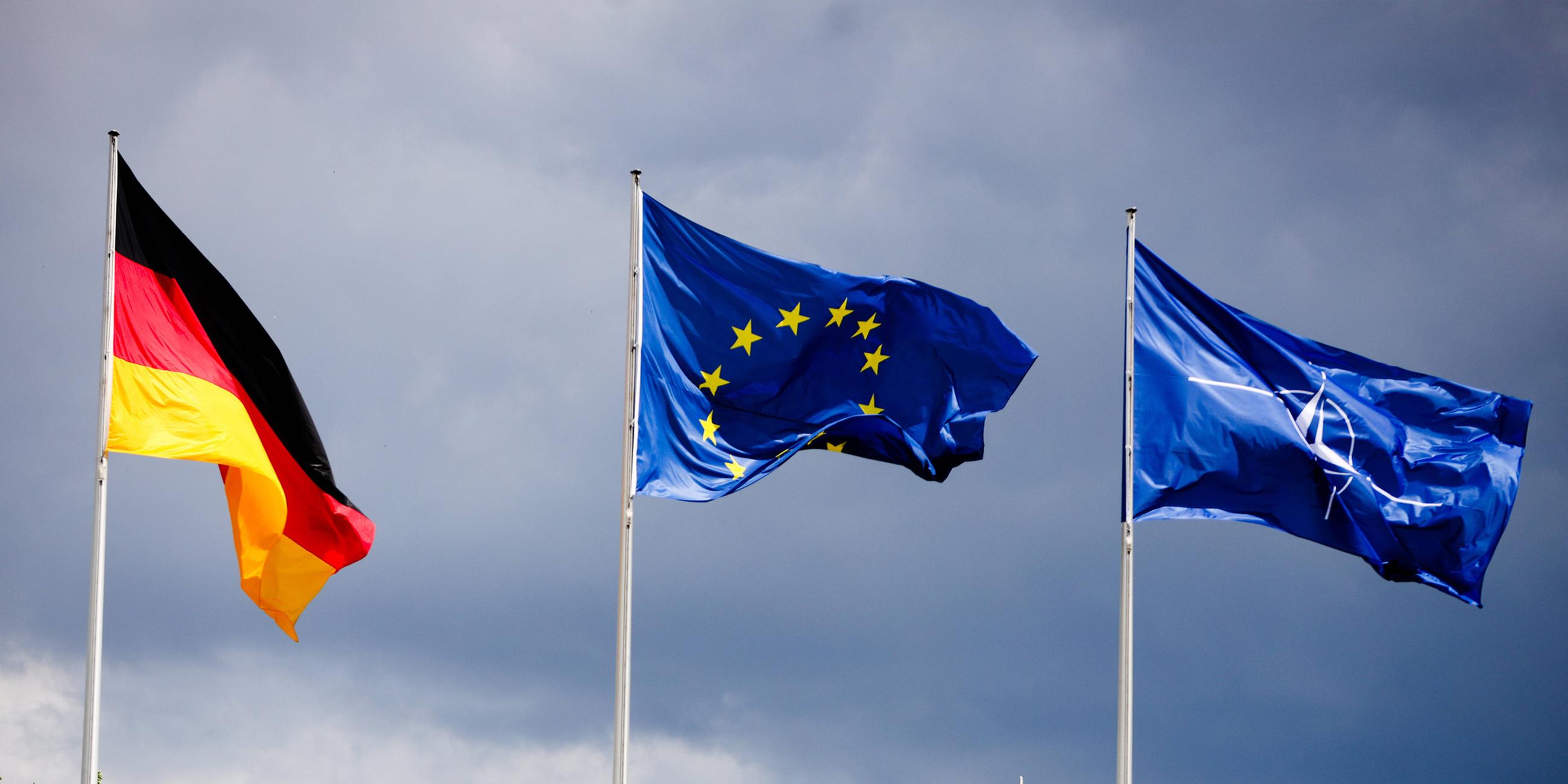 Die Flaggen von Deutschland, Europa und Nato wehen vo dem Reichstagsgebäude in Berlin. (Archiv)
