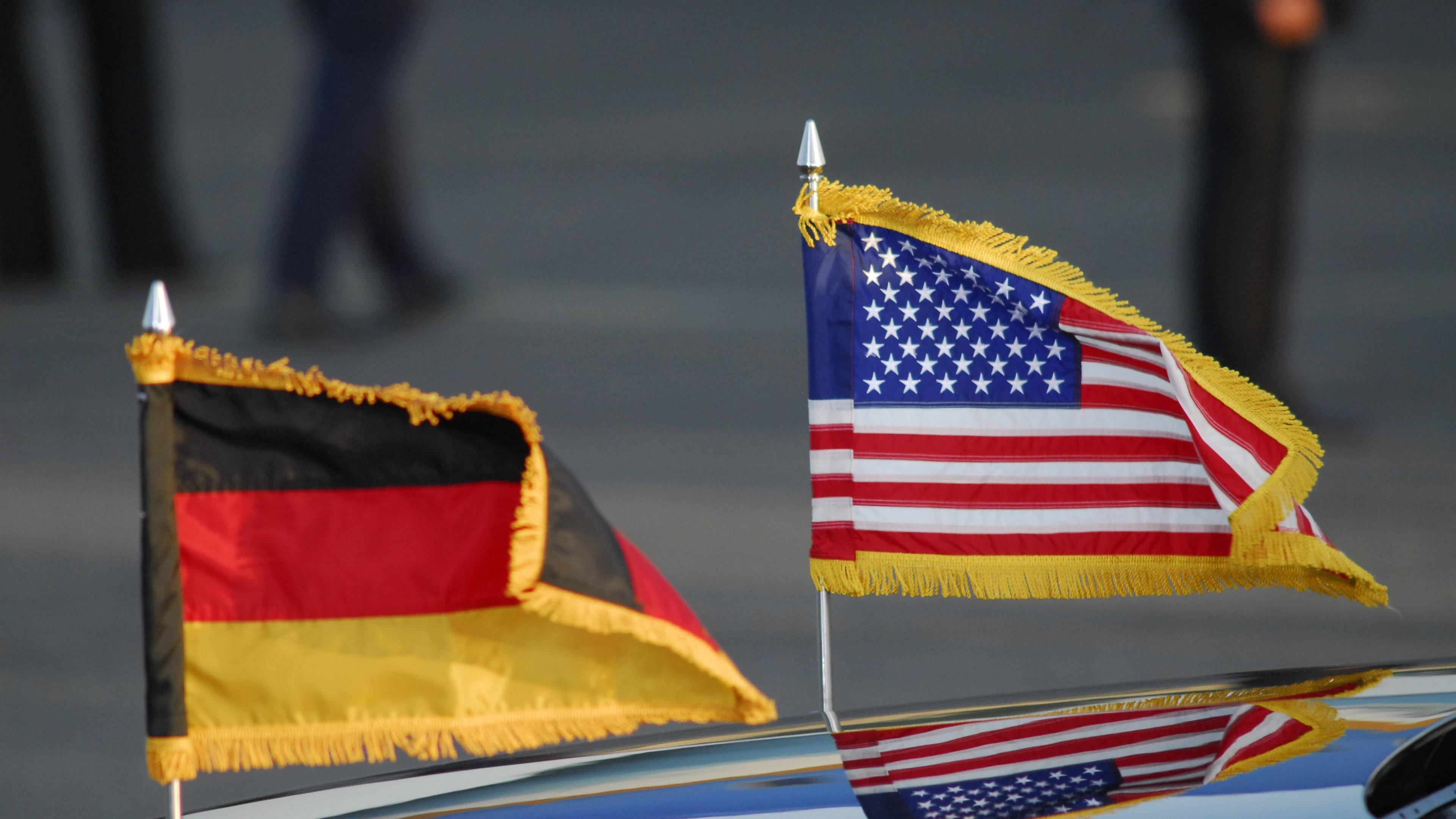 Nationalflagge Deutschland und USA an Pkw