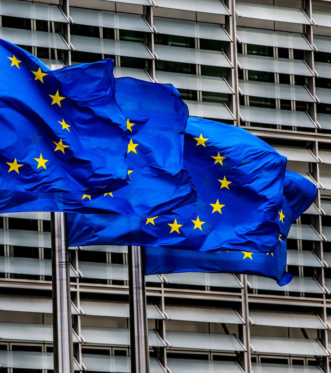 Europa-Flaggen wehen vor der europäischen Komission in Brüssel