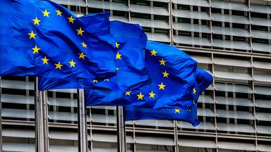 Europa-Flaggen wehen vor der europäischen Komission in Brüssel