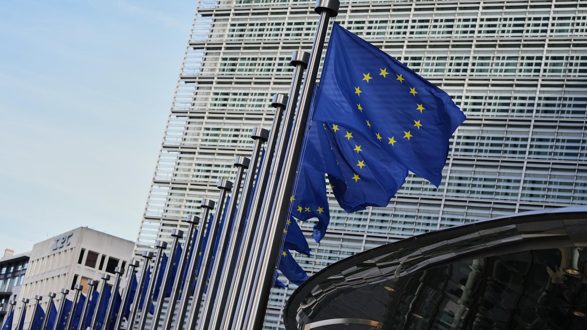Flaggen der Europäischen Union wehen nach einer Sitzung der EU-Kommission zur EU-Erweiterung vor dem EU-Hauptquartier am 04.11.2025 in Brüssel.