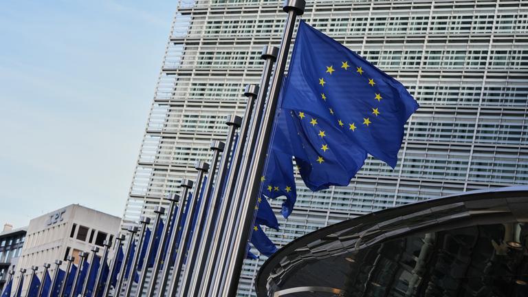 Flaggen der Europäischen Union wehen nach einer Sitzung der EU-Kommission zur EU-Erweiterung vor dem EU-Hauptquartier am 04.11.2025 in Brüssel.